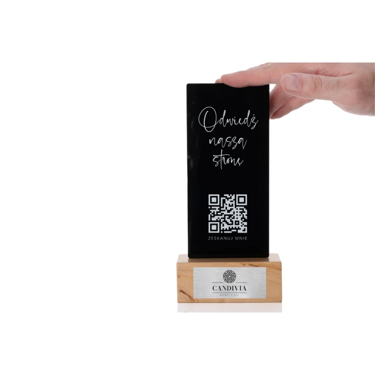 Stojak informacyjny z kodem QR - czarna plexi na drewnianym postumencie - ST029