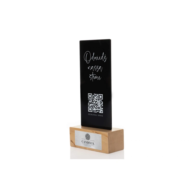 Stojak informacyjny z kodem QR - czarna plexi na drewnianym postumencie - ST029