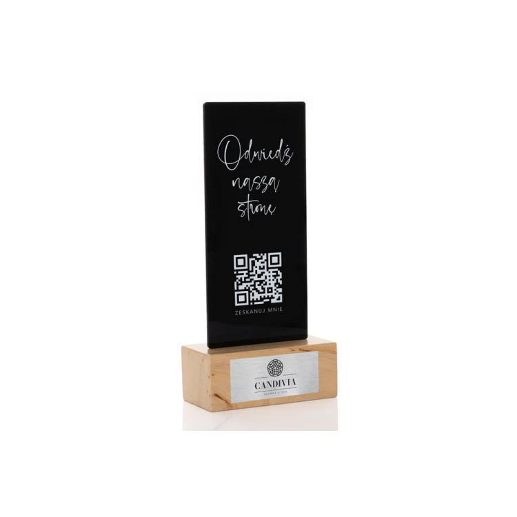 Stojak informacyjny z kodem QR - czarna plexi na drewnianym postumencie - ST029
