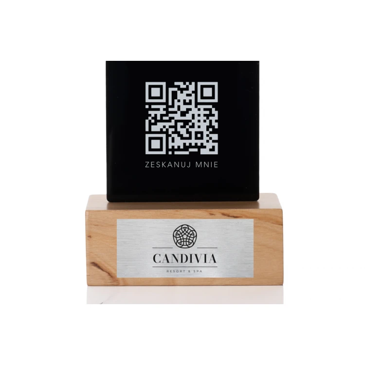 Stojak informacyjny z kodem QR - czarna plexi na drewnianym postumencie - ST029