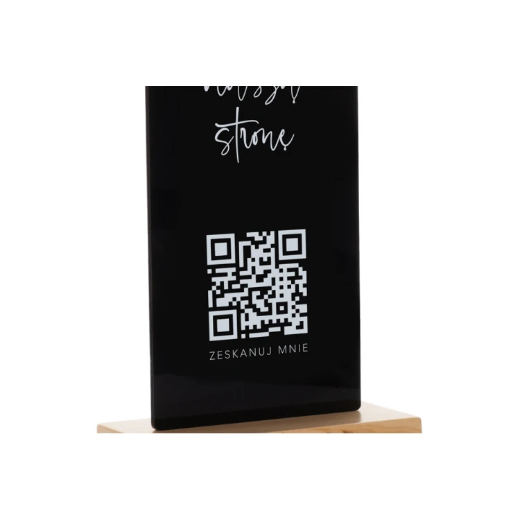 Stojak informacyjny z kodem QR - czarna plexi na drewnianym postumencie - ST029