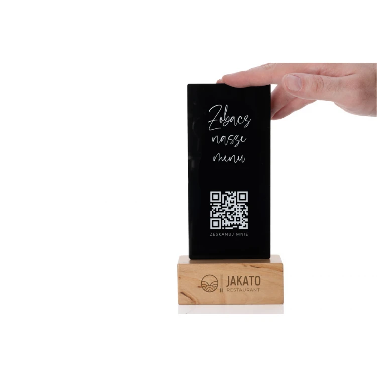 Stojak informacyjny z kodem QR - czarna plexi na drewnianym postumencie - ST030