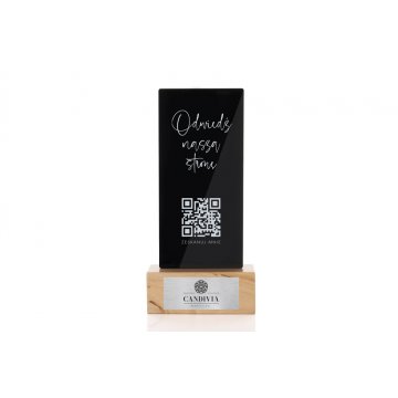 Stojak informacyjny z kodem QR - czarna plexi na drewnianym postumencie - ST029