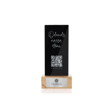 Stojak informacyjny z kodem QR - czarna plexi na drewnianym postumencie - ST029