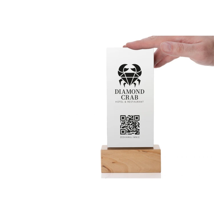 Stojak informacyjny z kodem QR - matowa plexi na drewnianym postumencie - ST031