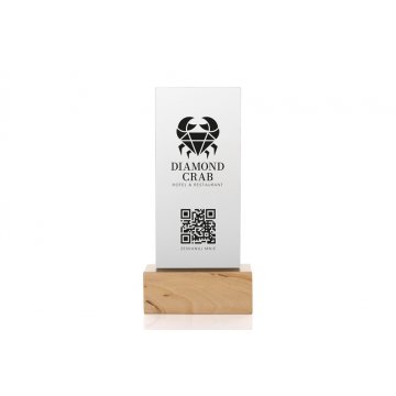 Stojak informacyjny z kodem QR - matowa plexi na drewnianym postumencie - ST031
