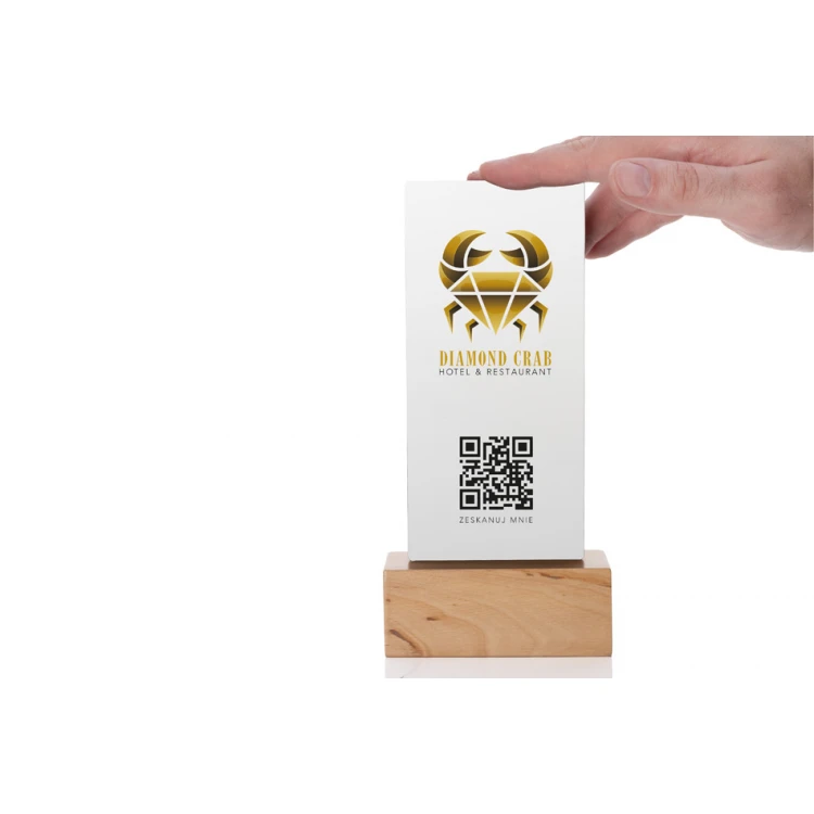 Stojak informacyjny z kodem QR - matowa plexi na drewnianym postumencie - ST032