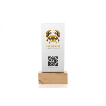 Stojak informacyjny z kodem QR - matowa plexi na drewnianym postumencie - ST032
