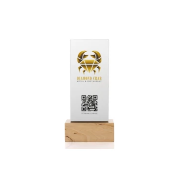 Stojak informacyjny z kodem QR - matowa plexi na drewnianym postumencie - ST032