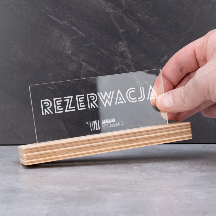 Stojak rezerwacja - akryl na drewnianym postumencie - ST045