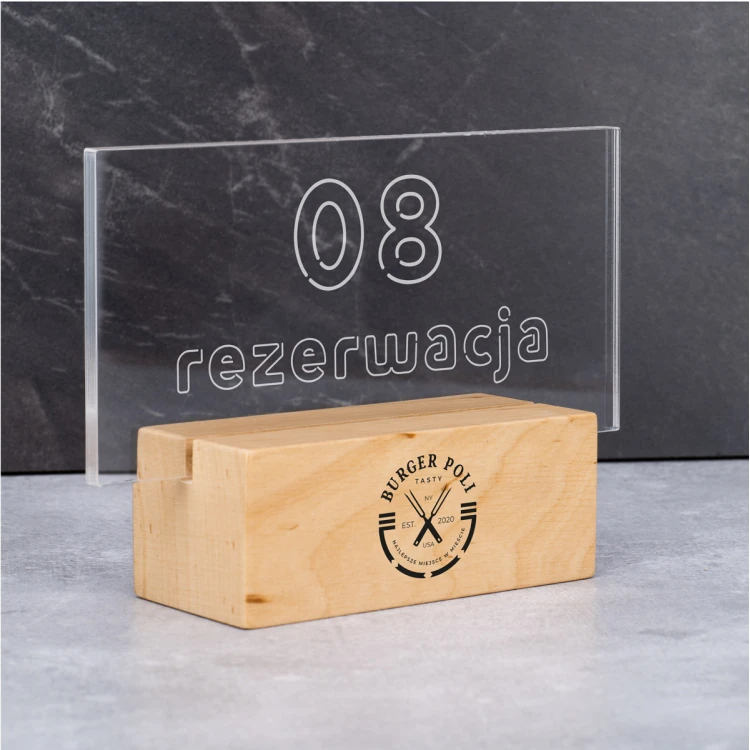 Stojak rezerwacja - bezbarwna plexi na drewnianym postumencie - ST046