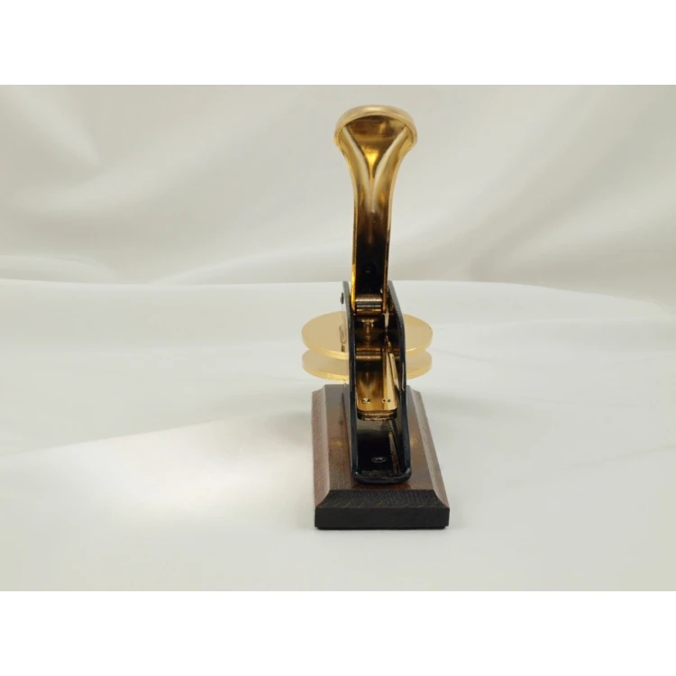 Suchy Stempel Just - Gold & Wood - ekskluzywny stempel biurkowy z podstawką drewnianą