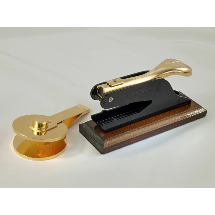 Suchy Stempel Just - Gold & Wood - ekskluzywny stempel biurkowy z podstawką drewnianą