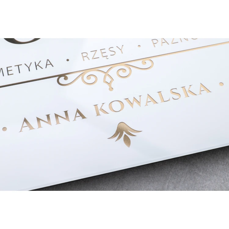 Szyld reklamowy - biała tablica ze złotymi literami - wym. 297x210mm (A4) - SZUV035