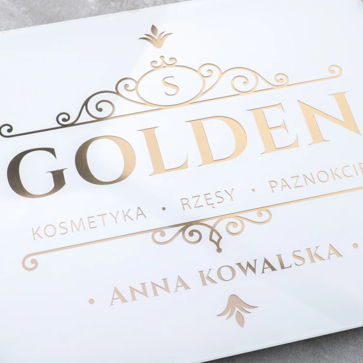 Szyld reklamowy - biała tablica ze złotymi literami - wym. 297x210mm (A4) - SZUV035