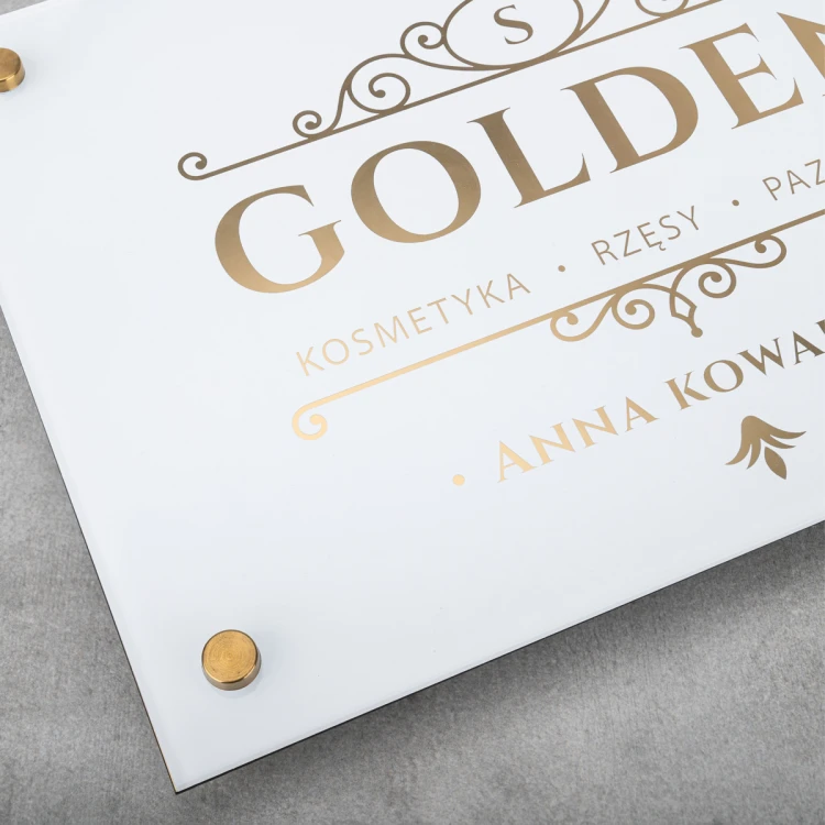 Szyld reklamowy - biała tablica ze złotymi literami - wym. 297x210mm (A4) - SZUV035