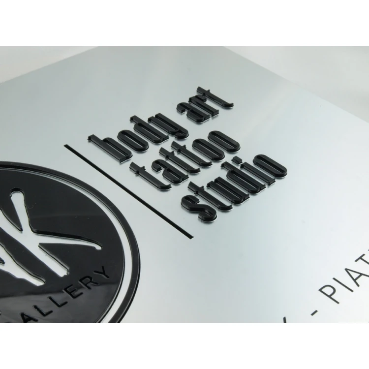 SZYLD FIRMOWY z WYPUKŁYM LOGO i GODZINAMI OTWARCIA - srebrny - SZ061 - wymiary 315x254mm