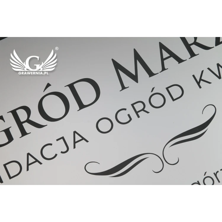 Szyld firmowy - srebrny matowy laminat grawerski - wym. 800x440mm - SZ115