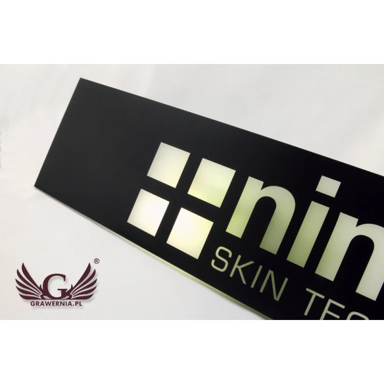 Szyld firmowy czarny z przezroczystym logo - SZ090 - wym. 623x130mm