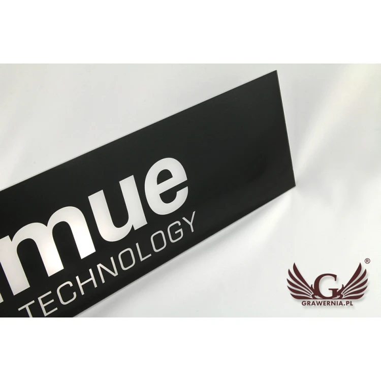 Szyld firmowy czarny z przezroczystym logo - SZ090 - wym. 623x130mm