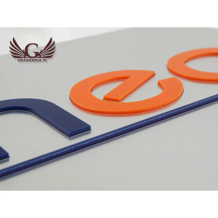 SZYLD FIRMOWY z WYPUKŁYM LOGO - srebrny - SZ067 - wymiary 300x179mm