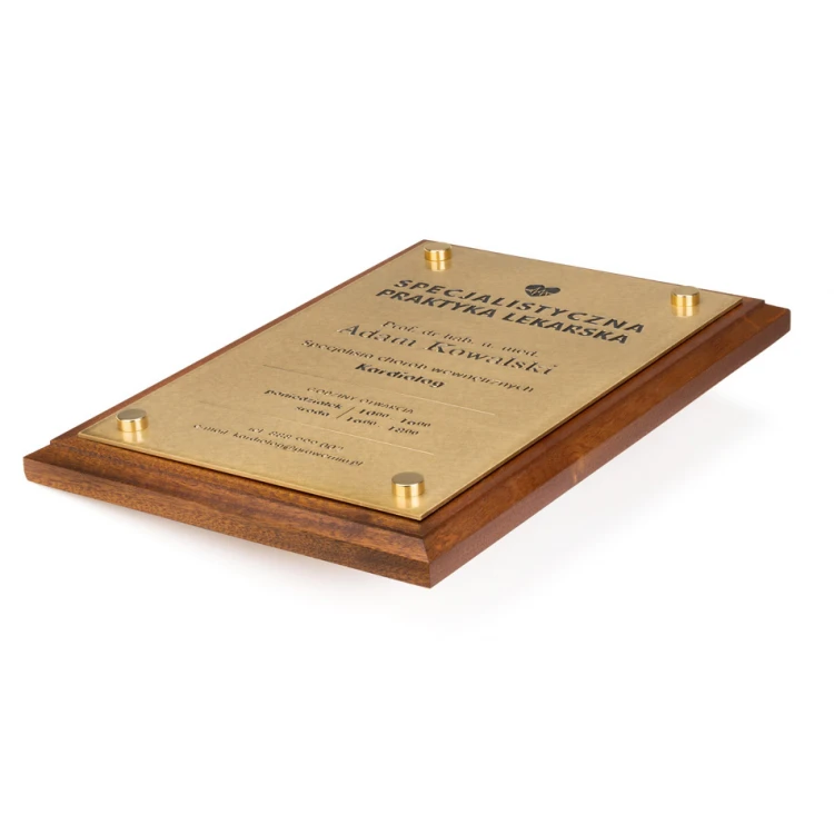 Szyld mosiężny grawerowany PREMIUM na podkładzie z drewna egzotycznego - grawer CNC, czerniony, lakierowany - wym. 340x240mm - TAB343