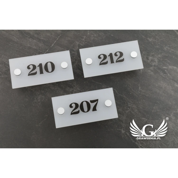 Szyld przydrzwiowy szroniony - numeracja pomieszczeń - wym. 100x50mm - SPD020