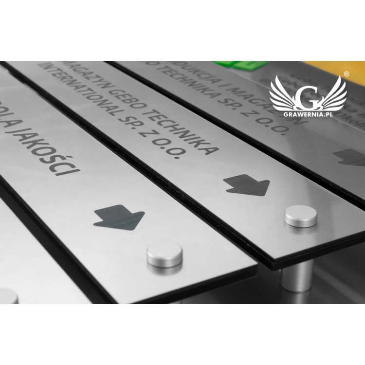Tablica informacyjna na dystansach - grawerowana laserem - wym: 800x440mm - TAB058