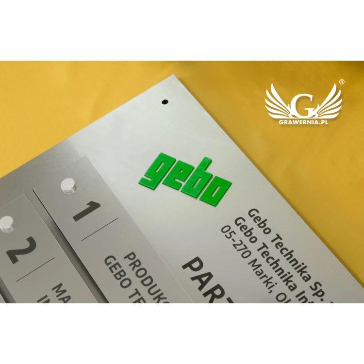 Tablica informacyjna na dystansach - grawerowana laserem - wym: 800x440mm - TAB058