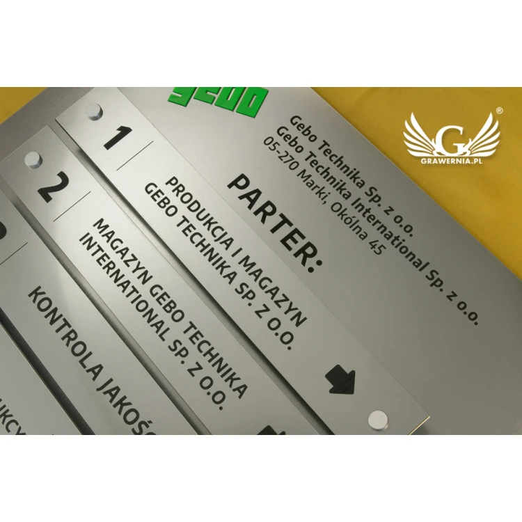 Tablica informacyjna na dystansach - grawerowana laserem - wym: 800x440mm - TAB058