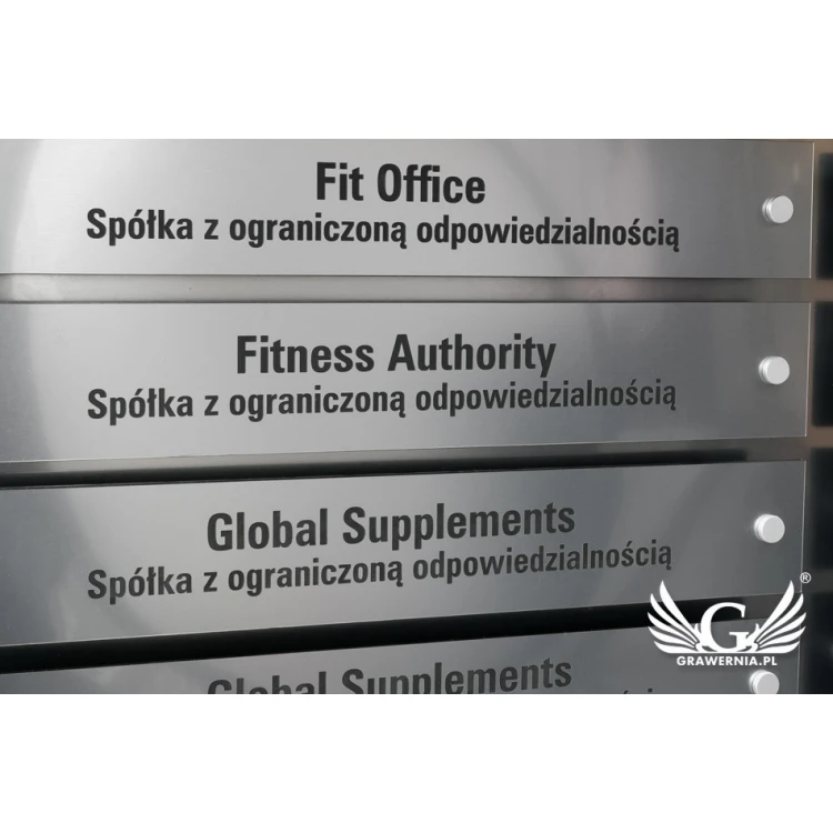 Tablica informacyjna na dystansach - grawerowana laserem - wym: 880x598mm - TAB099