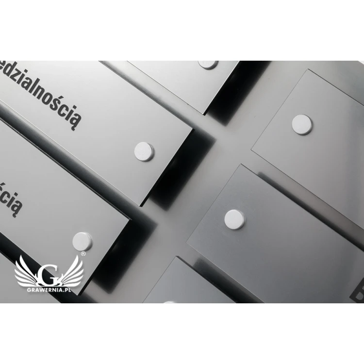 Tablica informacyjna na dystansach - grawerowana laserem - wym: 880x598mm - TAB099