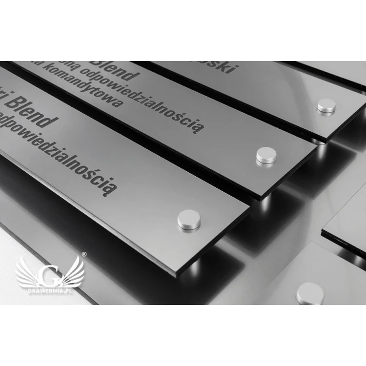 Tablica informacyjna na dystansach - grawerowana laserem - wym: 880x598mm - TAB099