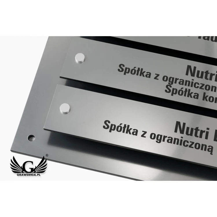 Tablica informacyjna na dystansach - grawerowana laserem - wym: 880x598mm - TAB099