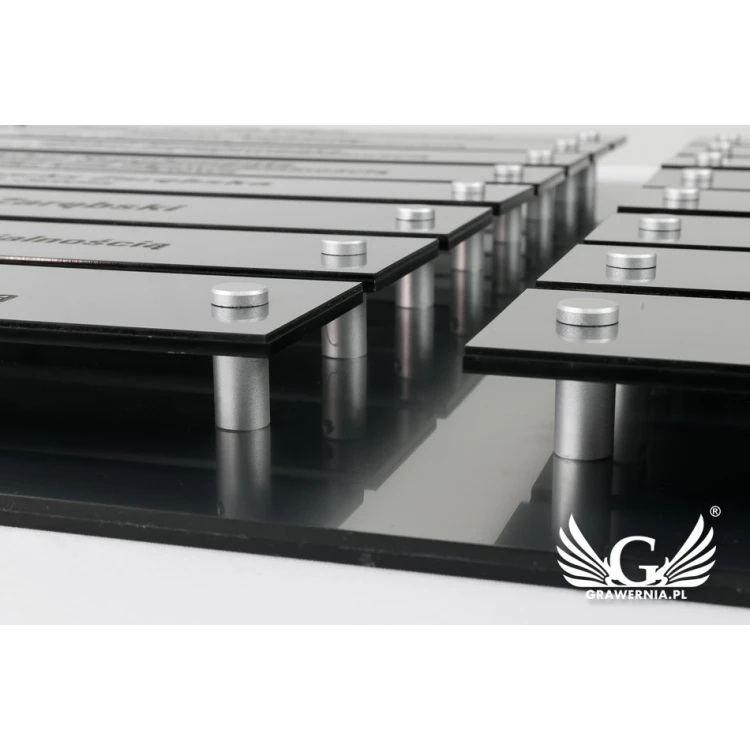 Tablica informacyjna na dystansach - grawerowana laserem - wym: 880x598mm - TAB099