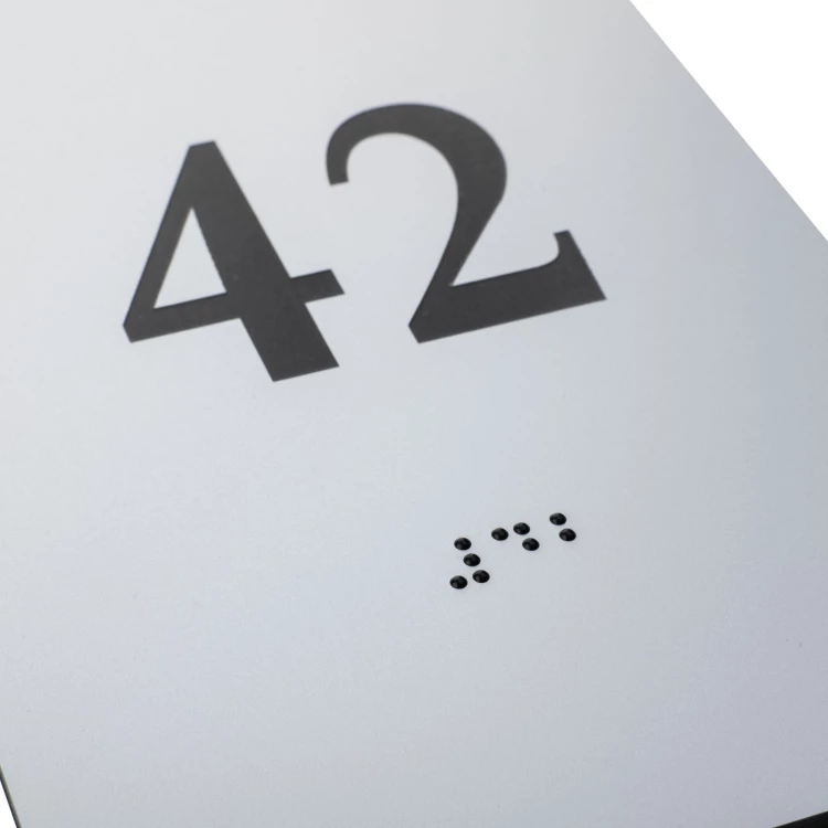 Tabliczka z pismem Braille'a - srebrny laminat grawerski 3mm - wym. 100x150mm - TAB551