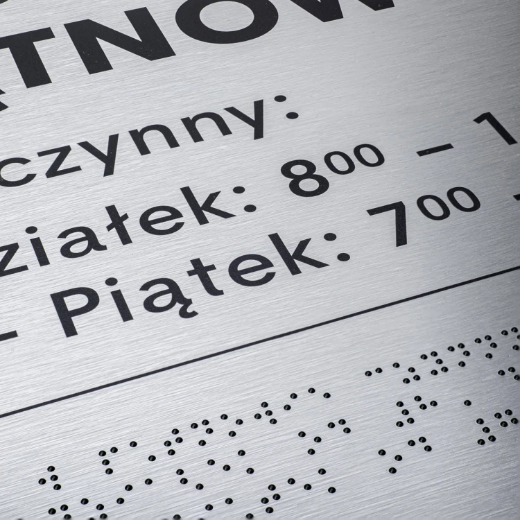 Tabliczka ze srebrnego dibondu z pismem Braille'a - wym. 420x300mm - TAB475 