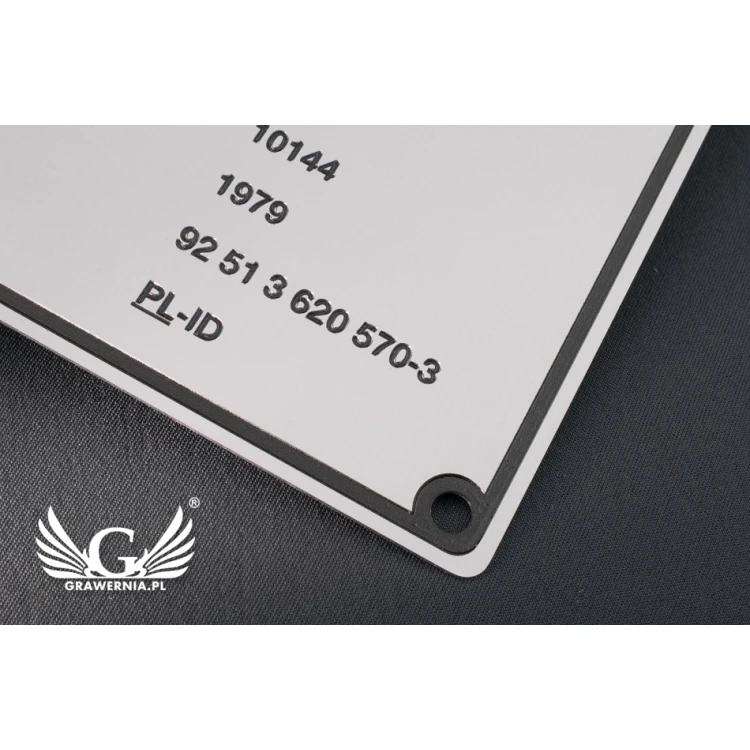 Tabliczki znamionowe ze srebrnego aluminium - grawer CNC i  druk UV - wymiary: 120x100mm - TZN029