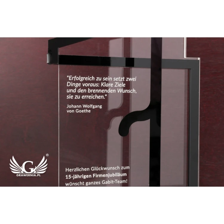 Statuetka z plexi na drewnianym postumencie - Open - model DTA58 - wys. 25cm
