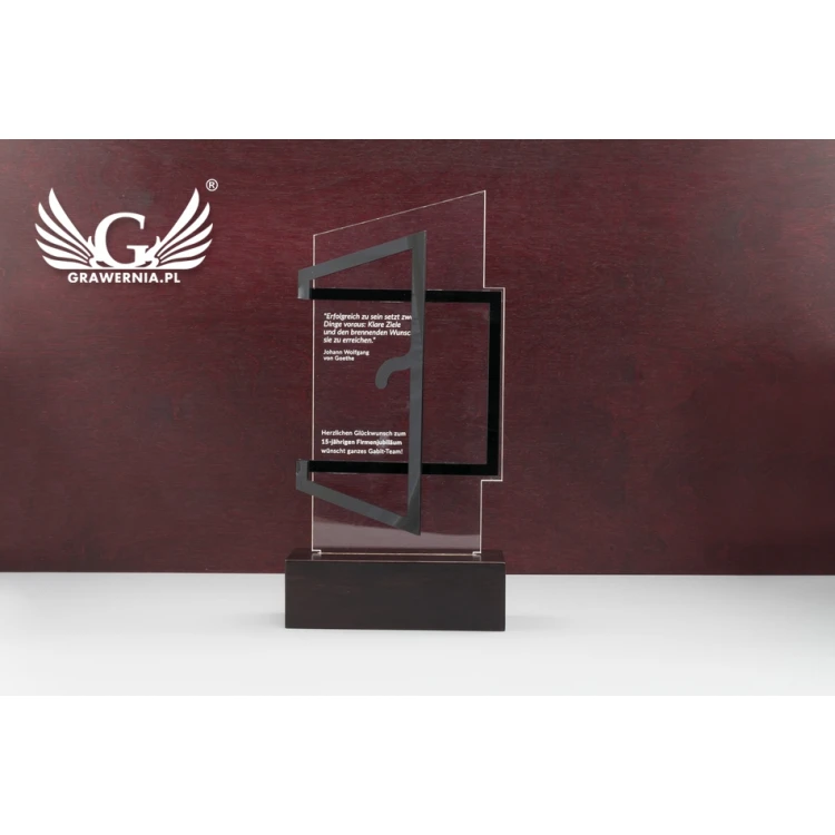 Statuetka z plexi na drewnianym postumencie - Open - model DTA58 - wys. 25cm