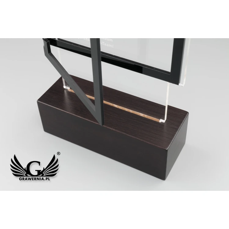 Statuetka z plexi na drewnianym postumencie - Open - model DTA58 - wys. 25cm