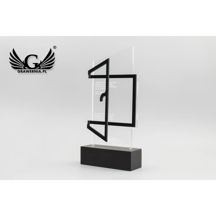 Statuetka z plexi na drewnianym postumencie - Open - model DTA58 - wys. 25cm