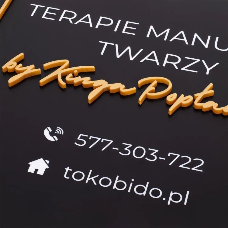 Szyld firmowy z wypukłym logo - czarny laminat z białym grawerem - wym. 297x210mm - SZ182