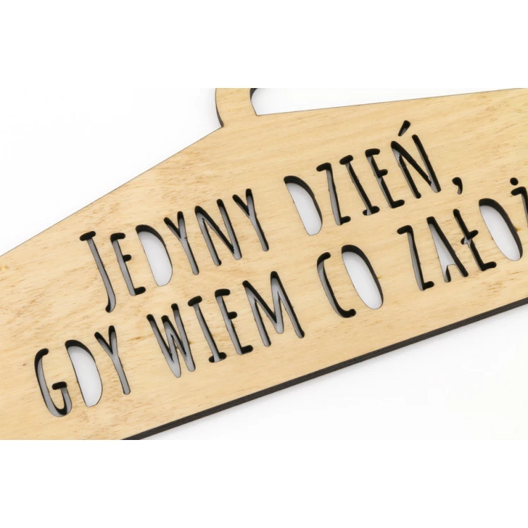 Wieszak drewniany wycinany laserem - Jedyny Dzień Gdy Wiem Co Założę - WIS011