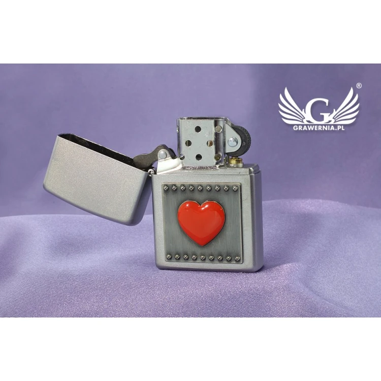 Zapalniczka Zippo Serce Czerwone Satin Chrome - ZIP022